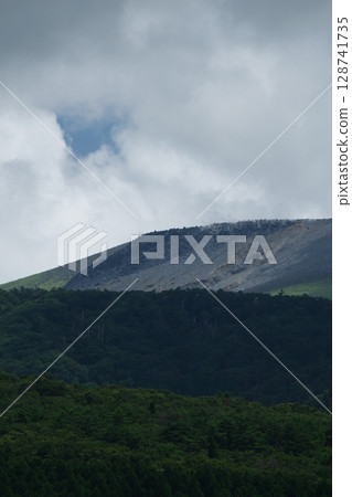 雲霧繚繞的新燃山 128741735