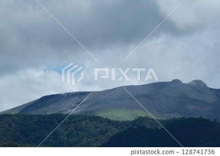 活火山新燃岳的自然風光 活火山新燃岳的自然風光 128741736
