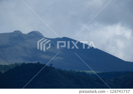 烏雲和新燃岳 烏雲和新燃岳 128741737
