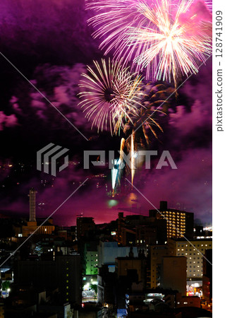 Beautiful fireworks in Kagoshima 128741909