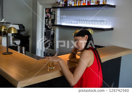 woman, bar, liquor 128742560