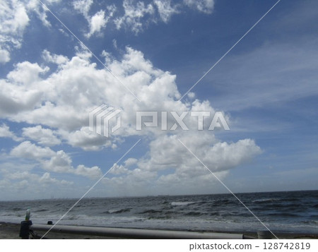 The white clouds that rise in the month of Fumizuki are powerful 128742819