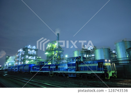 神奈川臨海鐵道貨運列車及工廠夜景 128743536