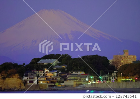 黎明前的藍色瞬間:白雪皚皚的藍色富士山與江之島電鐵 黎明前的藍色瞬間:白雪皚皚的藍色富士山與江之島電鐵 128743541
