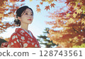 身著和服、背景為秋葉的可愛側面女性，插圖素材，AI 生成的圖像 128743561