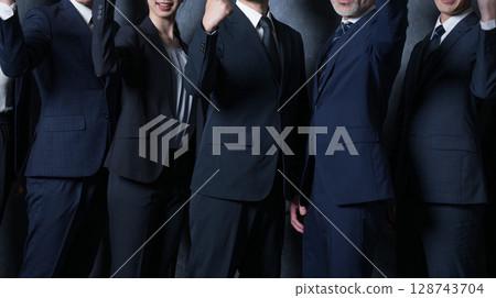 五位商人並肩站著,全身,沒有臉孔 五位商人並肩站著,全身,沒有臉孔 128743704