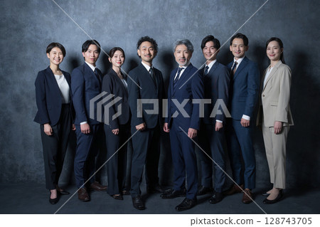 八位商人並排站著，看著鏡頭 128743705