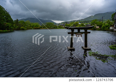 下雨天的金鱗湖（由布市） 128743706