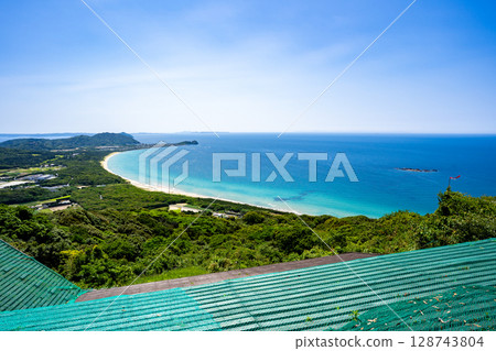 View of Heinohama Beach from the volcano (Itoshima City) View of Heinohama Beach from the volcano (Itoshima City) 128743804