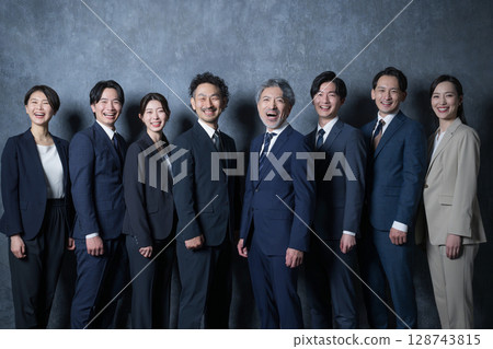 八位商人並排站著,看著鏡頭 八位商人並排站著,看著鏡頭 128743815