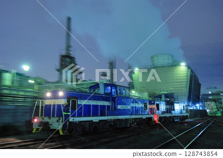神奈川臨海鐵道的柴油機車行駛在工廠的夜景中 128743854