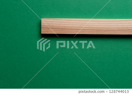綠色背景上木板的簡單背景 128744013