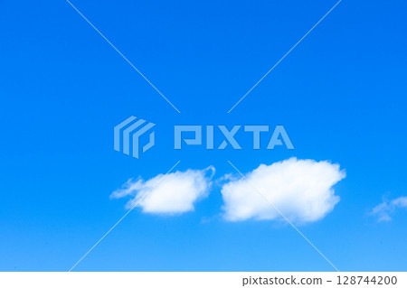 清新的藍天和雲彩的簡單風景 清新的藍天和雲彩的簡單風景 128744200