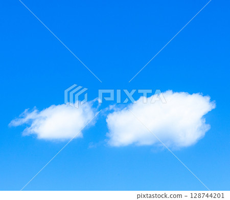 清新的藍天和雲彩的簡單風景 清新的藍天和雲彩的簡單風景 128744201