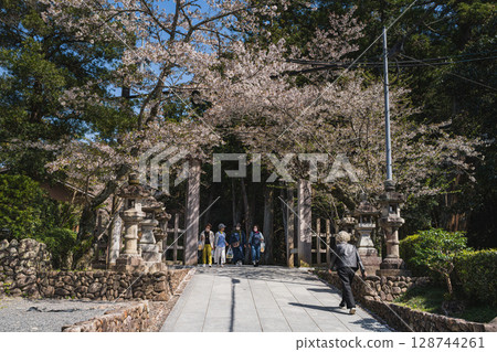 袋井市八多山尊永寺參道風景（靜岡縣） 128744261