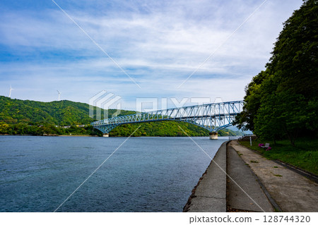從梶尾花公園眺望黑瀨戶大橋 從梶尾花公園眺望黑瀨戶大橋 128744320