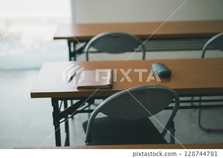 空蕩蕩的研討會大廳 128744781