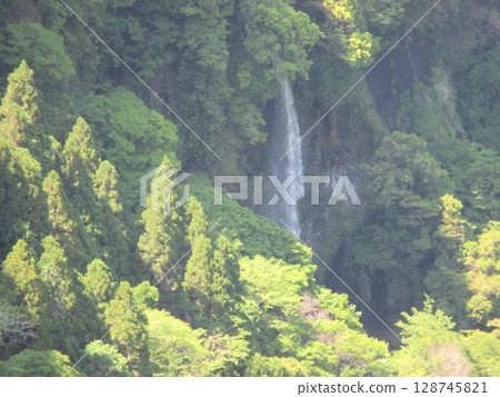 從熊本縣上益城郡大和町鮞之瀨橋眺望綠川溪谷 從熊本縣上益城郡大和町鮞之瀨橋眺望綠川溪谷 128745821