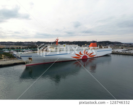 Ibaraki, Oarai, Sunflower Daisetsu anchored at Oarai Port (photographed by drone) Ibaraki, Oarai, Sunflower Daisetsu anchored at Oarai Port (photographed by drone) 128746332