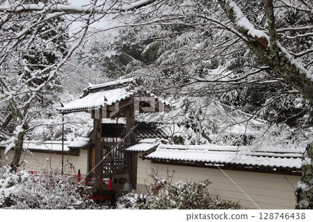 Snow-covered Kongo-in Temple Snow-covered Kongo-in Temple 128746438