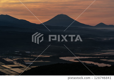 羊蹄山等待日出 128746841