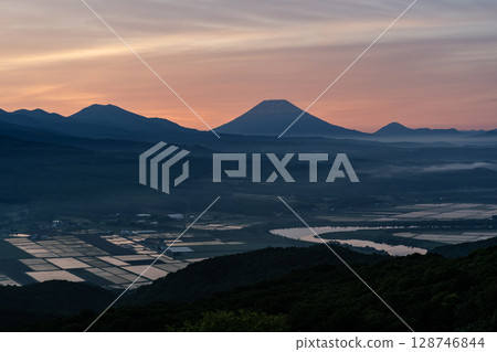 羊蹄山等待日出 128746844