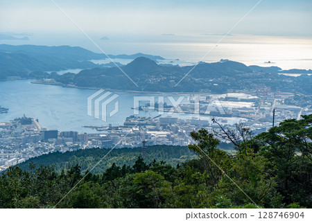 從烏帽山山頂觀景台眺望佐世保市容 128746904