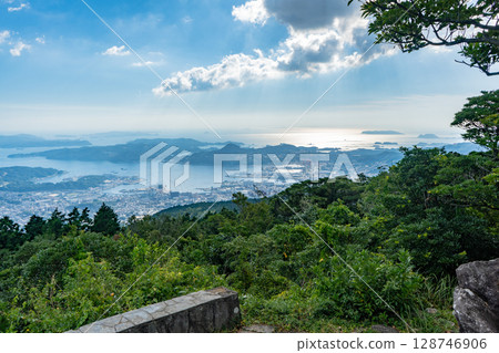 從烏帽山山頂觀景台眺望佐世保市容 從烏帽山山頂觀景台眺望佐世保市容 128746906