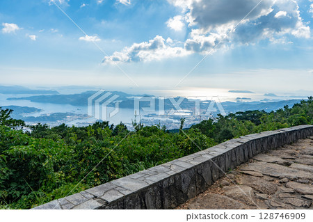 從烏帽山山頂觀景台眺望佐世保市容 128746909