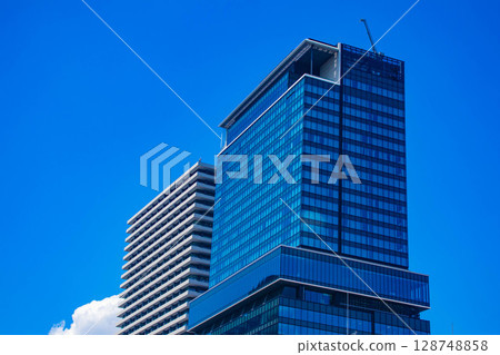 [Osaka scenery] Buildings along the river in the Yodoyabashi area (2) 128748858