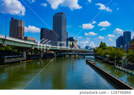 [Osaka scenery] Buildings along the river in the Yodoyabashi area (2) 128748860