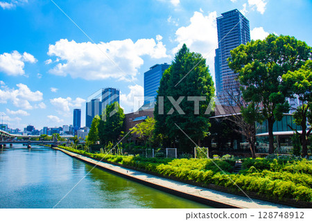 [Osaka scenery] Buildings along the river in the Yodoyabashi area (2) 128748912