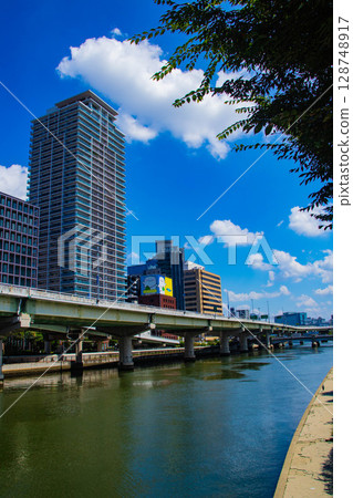 [Osaka scenery] Buildings along the river in the Yodoyabashi area (2) 128748917