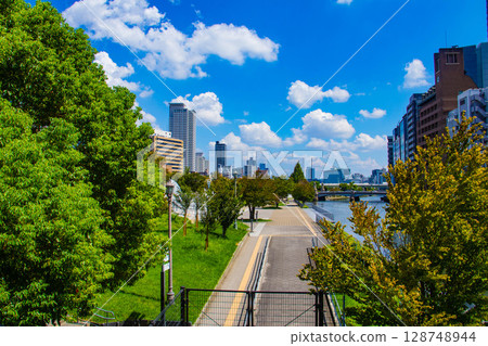 [Osaka scenery] Buildings along the river in the Yodoyabashi area (2) 128748944