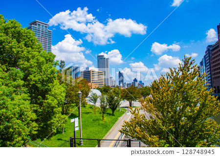 [Osaka scenery] Buildings along the river in the Yodoyabashi area (2) 128748945