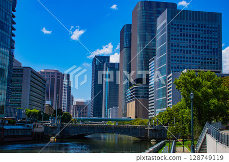 [Osaka scenery] Buildings along the river in the Yodoyabashi area (2) 128749119