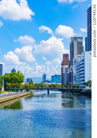 [Osaka scenery] Buildings along the river in the Yodoyabashi area (2) 128749138