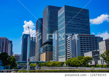 [Osaka scenery] Buildings along the river in the Yodoyabashi area (2) 128749143