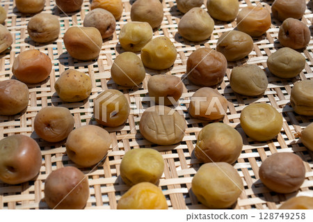 Umeboshi, dried in the sun, summer umeboshi 128749258