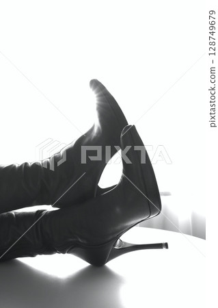 黑色皮革細高跟靴 黑色皮革細高跟靴 128749679