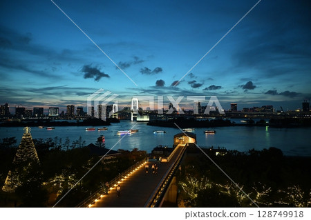 Rainbow Bridge just after sunset, Tokyo 128749918