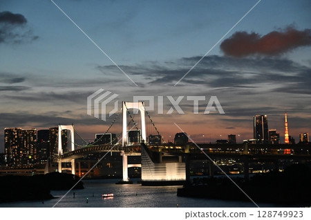 Rainbow Bridge at dusk, Tokyo 128749923