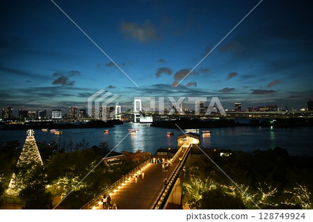 Rainbow Bridge at night, Tokyo 128749924