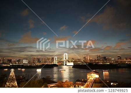 Rainbow Bridge at night, Tokyo 128749925