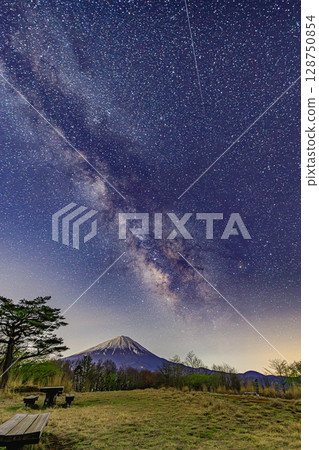 星空與富士山營造的夢幻夜景 128750854