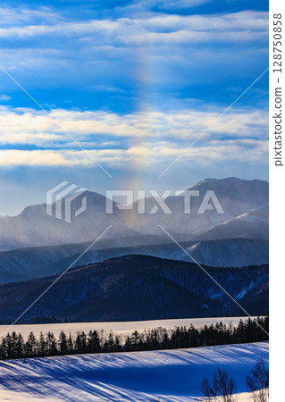A winter landscape of Hokkaido's snowy fields and fantastic rays of light 128750858