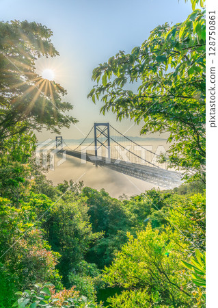 漂浮在雲海的鳴門橋和新綠的清新景色 128750861
