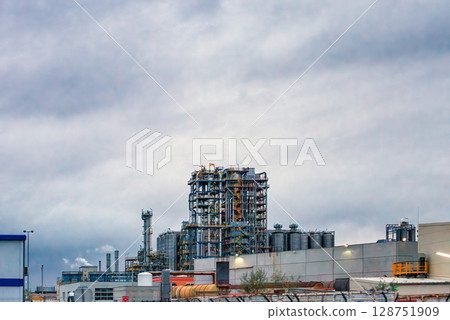 Oil refinery plant at sunset Oil refinery plant at sunset 128751909