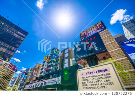 日本東京都會風景34度…酷熱…新橋站前SL和新橋SL廣場。這天是參議院選舉的投票日。 128752276