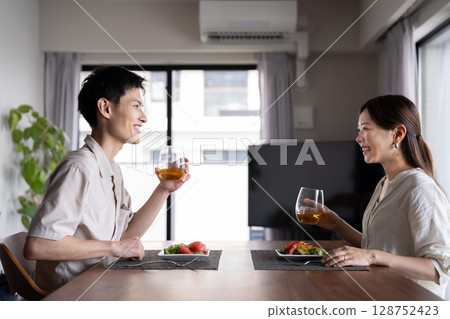 夫婦在家喝酒 128752423
